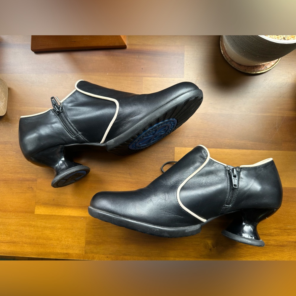 SOLD! Fluevog NEARLY NEW Enneagram Receptive side lace-up black/cream heel - 8 - Picture 8 of 16